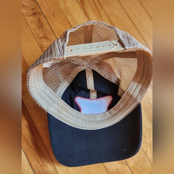 Variety of baseball caps - Picture 6 of 11